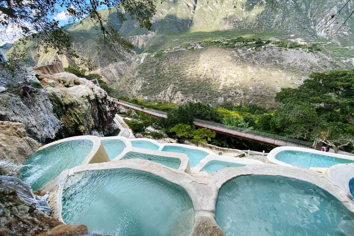 Vista de Grutas Tolantongo en el cual hay algunas personas dentro del agua pasando un momento agradable.